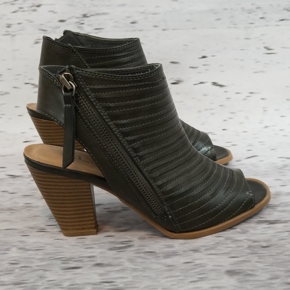 cl by laundry wedge bootie